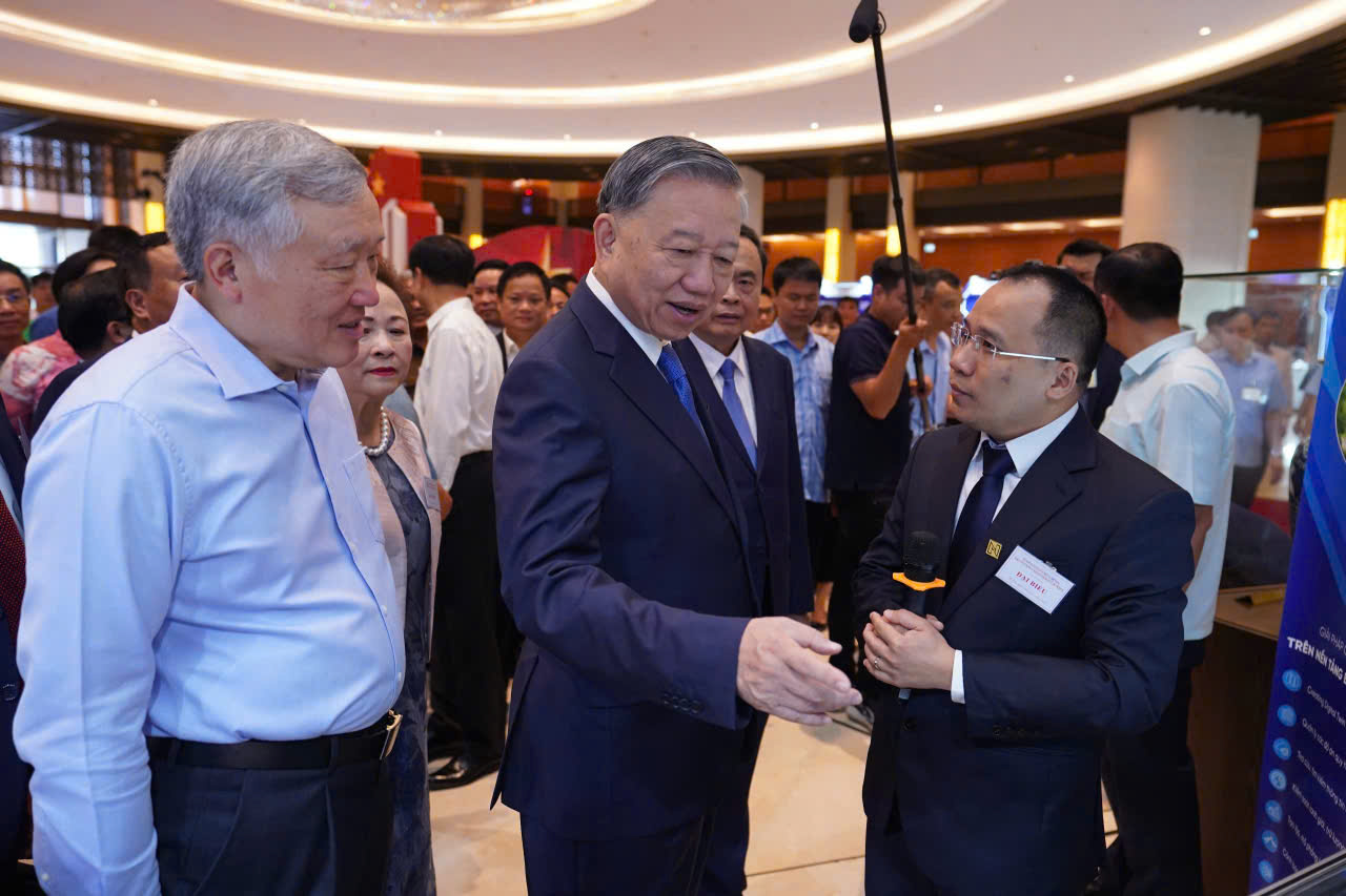 Mr. Lai Thien Phong – Chairman of Nam Hanoi Geomatics & Construction Company – presented a comprehensive technology solution for smart urban management to General Secretary To Lam (center) and Permanent Deputy Prime Minister Nguyen Hoa Binh (far left) at a special exhibition held at the National Assembly. The event was part of the national conference to implement Politburo Resolutions No. 66 and 68 on May 18. Mr. Lai Thien Phong – Chairman of Nam Hanoi Geomatics & Construction Company – presented a comprehensive technology solution for smart urban management to General Secretary To Lam (center) and Permanent Deputy Prime Minister Nguyen Hoa Binh (far left) at a special exhibition held at the National Assembly. The event was part of the national conference to implement Politburo Resolutions No. 66 and 68 on May 18.