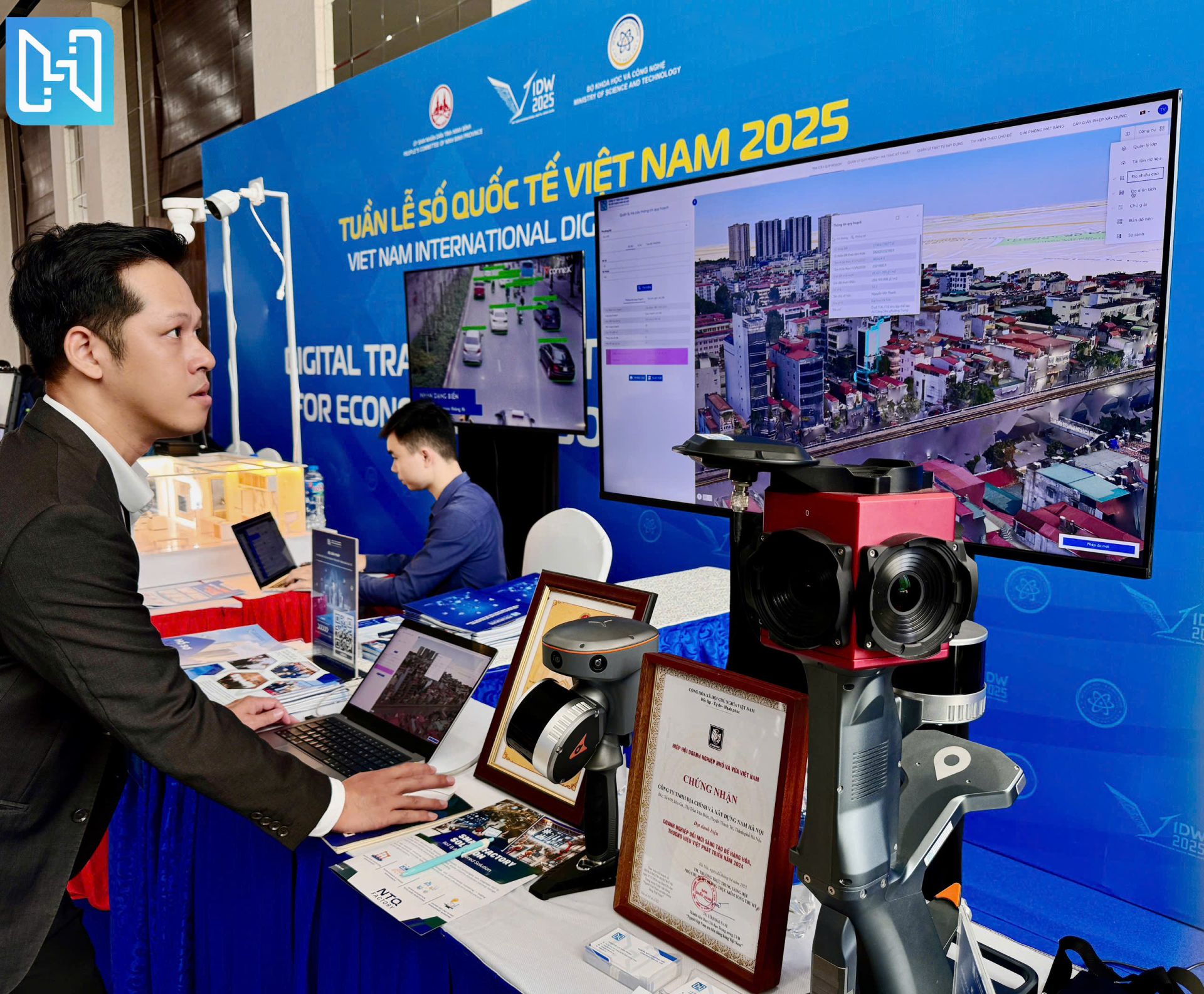Vietnam is facing a critical risk: a severe shortage and inability to retain mid-level technical personnel and skilled workers—the very individuals who directly operate and manage technological systems. Vietnam is facing a critical risk: a severe shortage and inability to retain mid-level technical personnel and skilled workers—the very individuals who directly operate and manage technological systems.