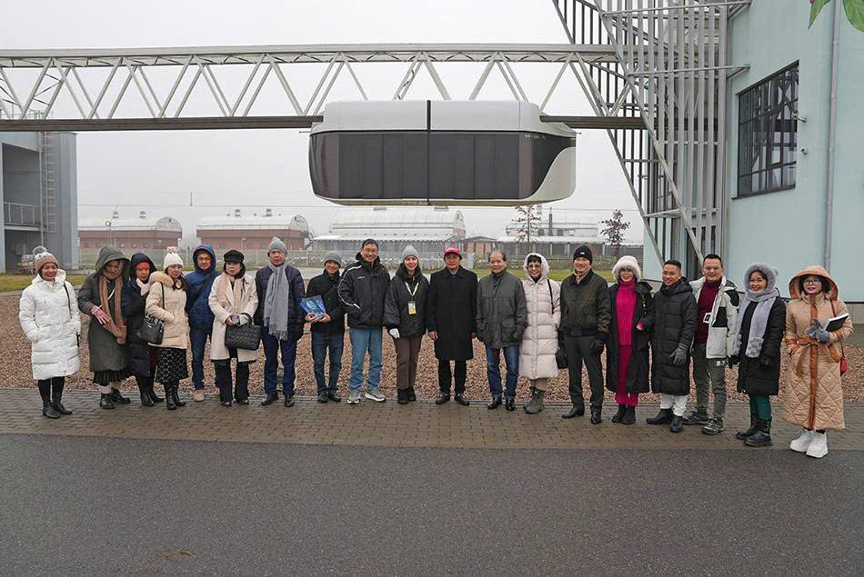 Experiencing the Unimobile string-rail transport vehicle