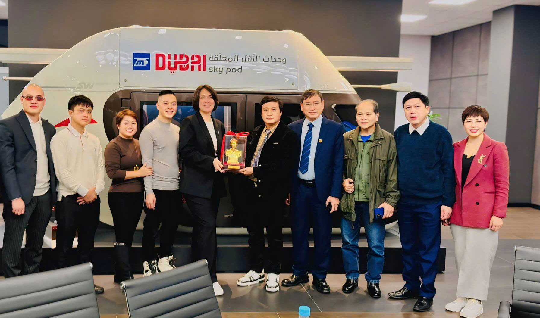 The Vietnamese delegation presents a statue of President Ho Chi Minh to the leadership of Unitsky String Technologies