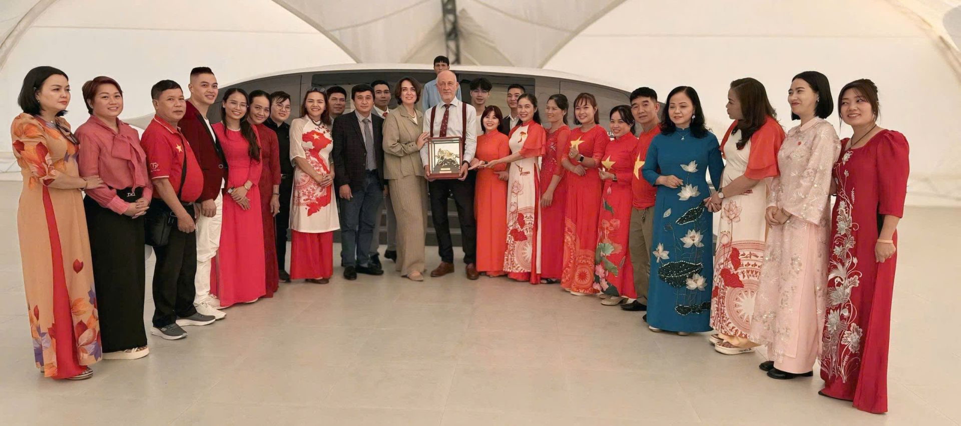 Chairman Anatoly Unitsky and his wife were photographed with Vietnamese entrepreneurs at uSky Park