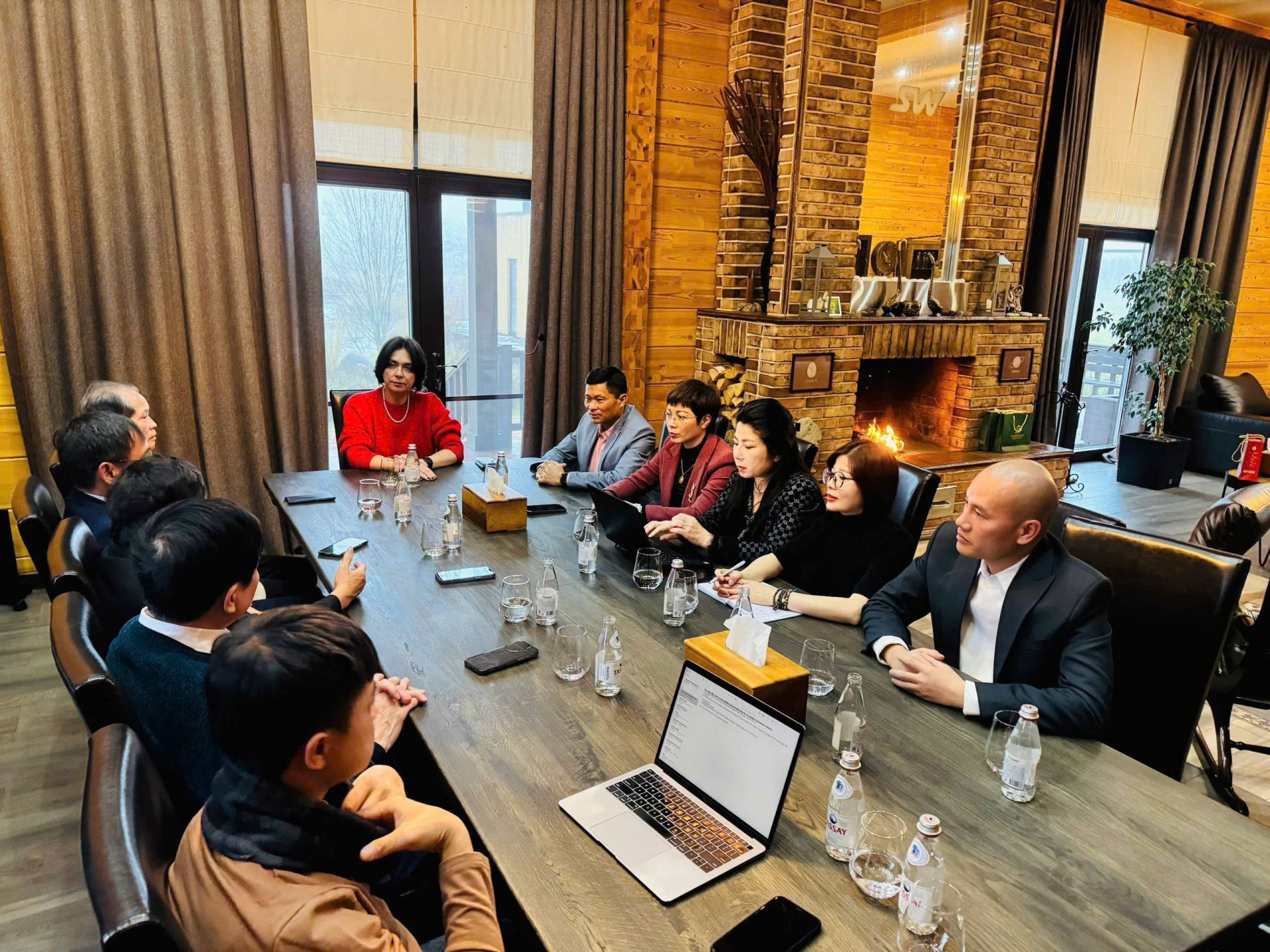 Unitsky String Technologies is in a working session with partners from Vietnam