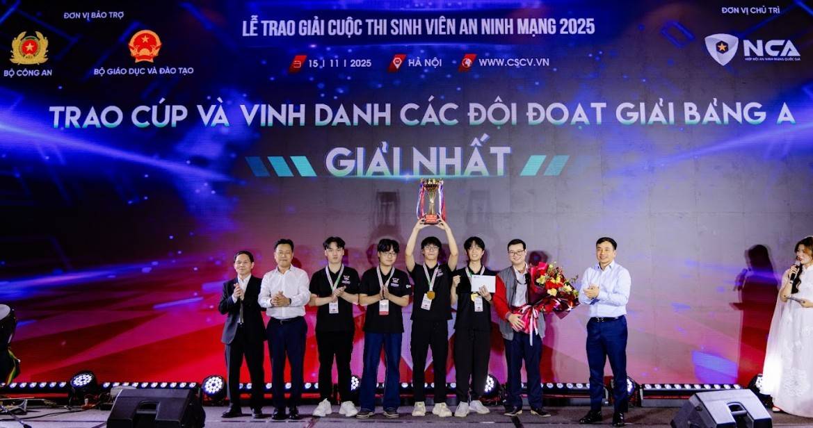 Major General Lê Xuân Minh, Director of the Department of Cybersecurity and High-Tech Crime Prevention under the Ministry of Public Security and Vice President of the National Cybersecurity Association, presented the First Prize and trophy at the award ceremony