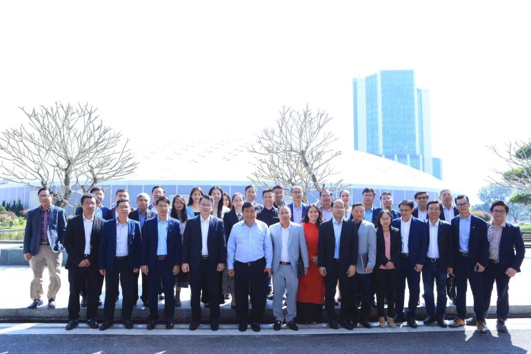 The Deputy Prime Minister posed for a commemorative photo with experts from the Vietnam Innovation Network contributing to the development of the country’s strategic technology sectors at the event