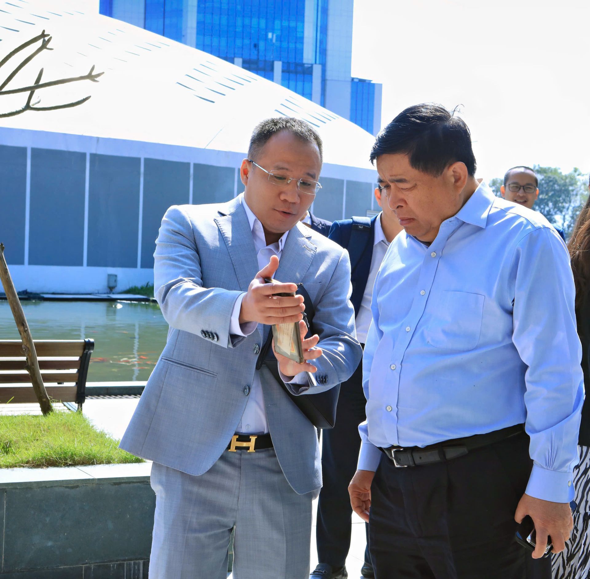 Expert Lại Thiên Phong, Chairman of Nam Hanoi Cadastral & Construction Company, briefed the Deputy Prime Minister on the latest landslide and flood early-warning technologies at the event.
