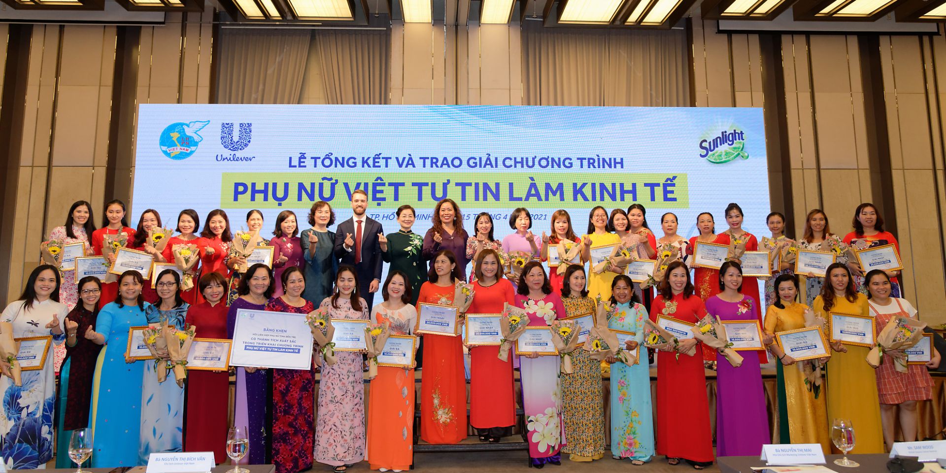 Closing and Award Ceremony of the 2021 “Vietnamese Women Confident in economic self-reliance” Program by Sunlight and the Vietnam Women’s Union.