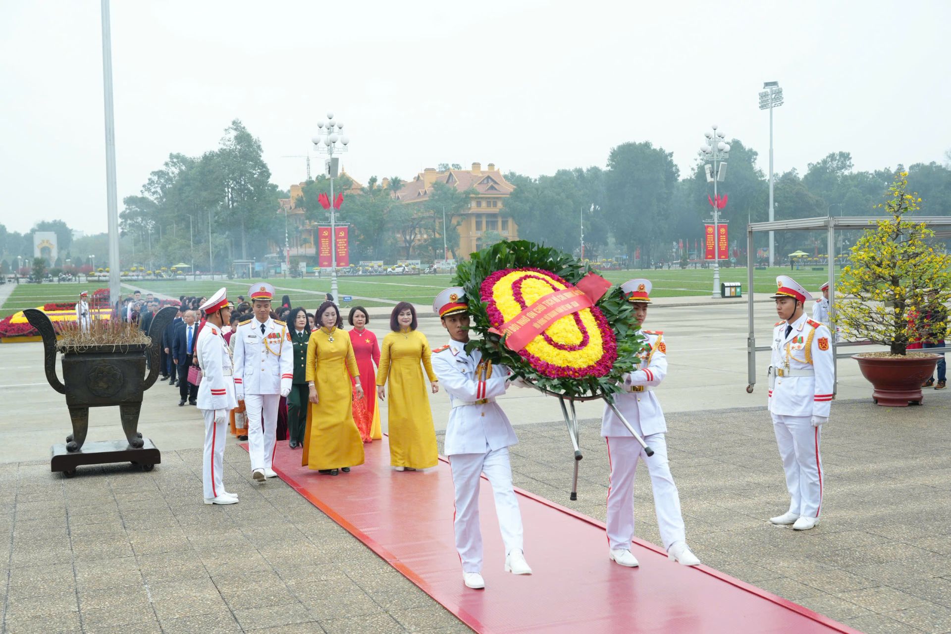 The delegation of women intellectuals, women entrepreneurs and representatives of Hanoi&rsquo;s women paid their respects to President Ho Chi Minh on the occasion of the 80th anniversary (1946&ndash;2026) of his New Year letter addressed to compatriots, soldiers nationwide, the revolutionary press and Vietnamese women on the first day of Lunar New Year Binh Tuat in 1946.