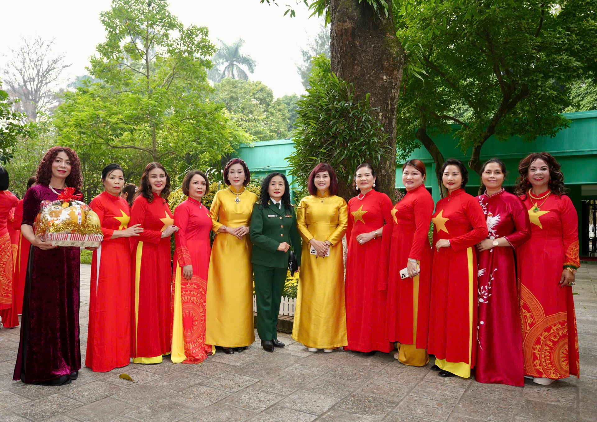 Representative women entrepreneurs, on behalf of the 80 participants, stepped forward to offer incense in tribute to President Ho Chi Minh