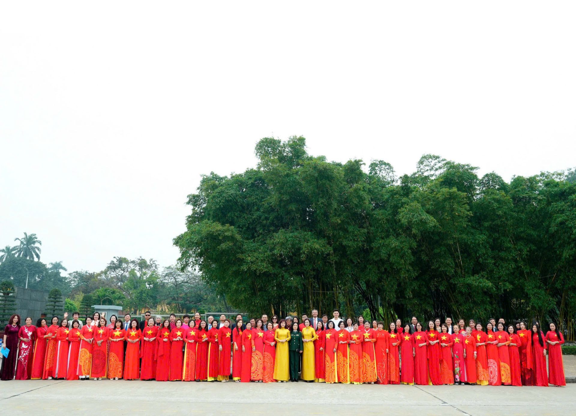 Eighty women entrepreneurs, intellectuals and social activists, together with 20 male entrepreneurs, solemnly attended an incense-offering and merit-reporting ceremony in tribute to President Ho Chi Minh at his Mausoleum
