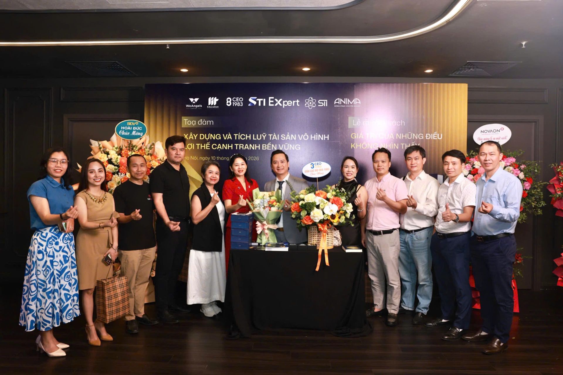 Dr. Nguyen Trung Kien, author of The Value of the Invisible (Vietnamese title: &ldquo;Gi&aacute; trị của những điều kh&ocirc;ng nh&igrave;n thấy&rdquo;), took commemorative photos with the business community at the book launch event