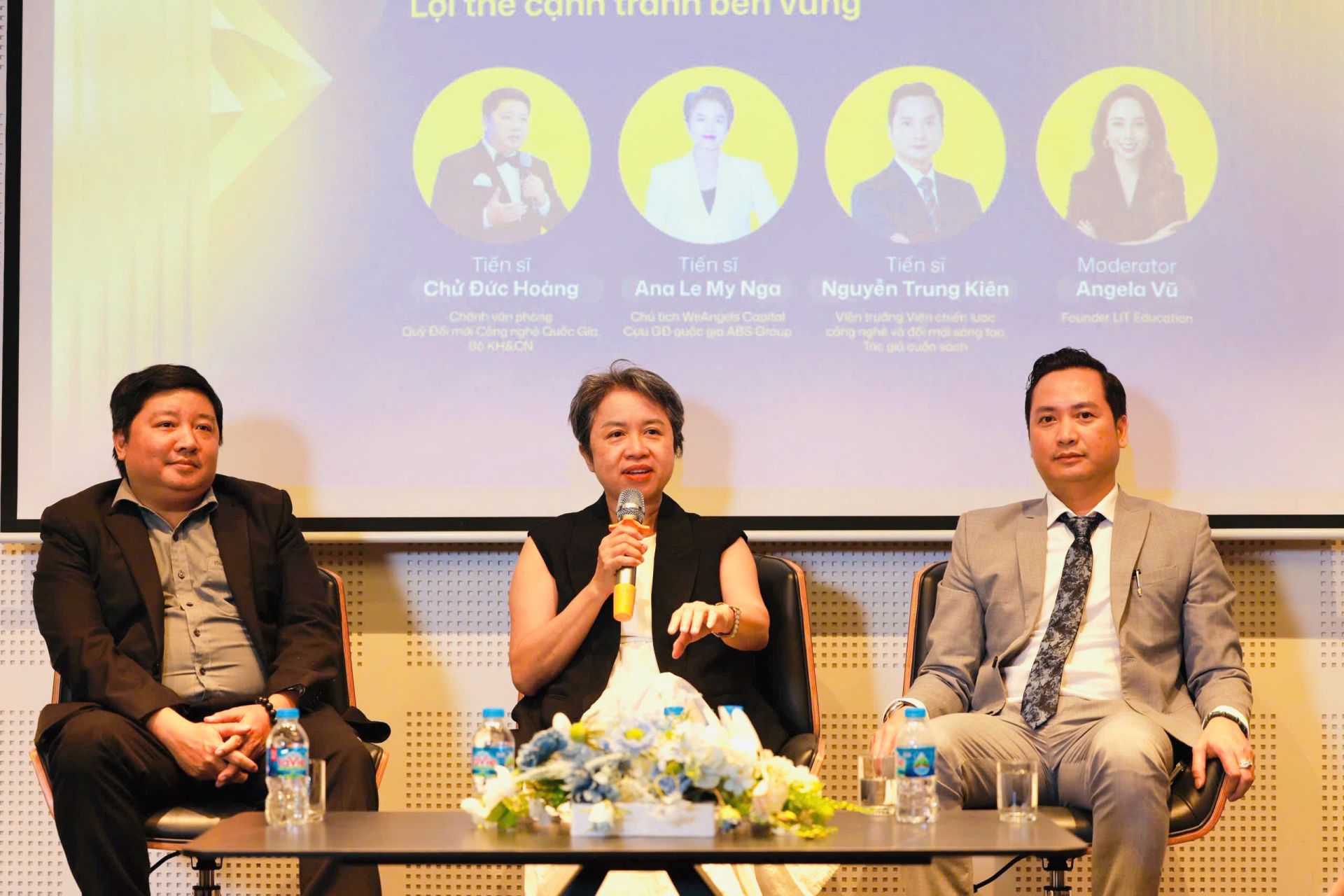 Speakers and entrepreneurs shared insights during the seminar &ldquo;Building and accumulating intangible assets: a sustainable competitive advantage.&rdquo;