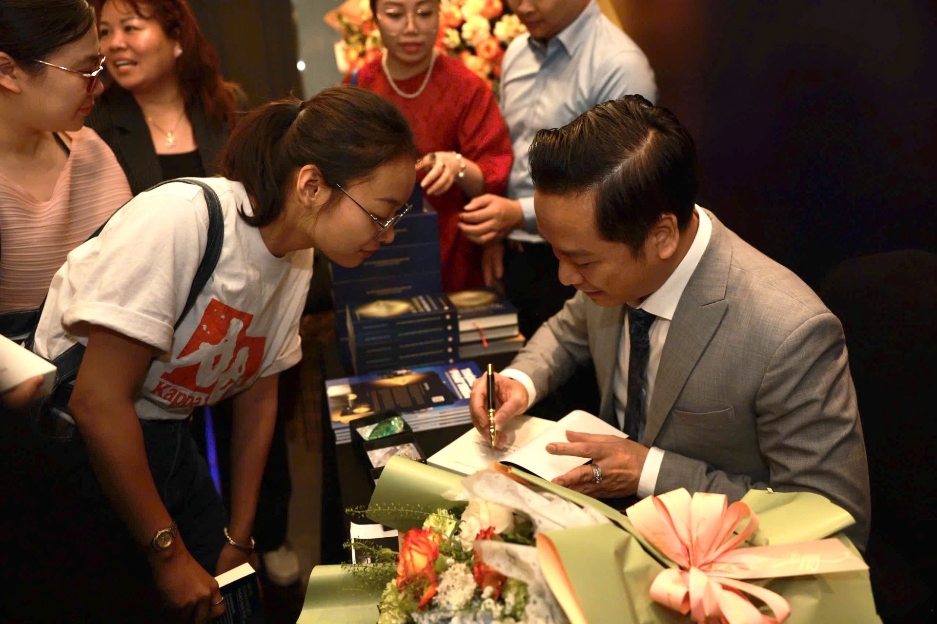 Dr. Nguyen Trung Kien signed the book of The Value of the Invisible for the business community, CEO Club 1983, and the Small and Medium Enterprise Association at the book launch
