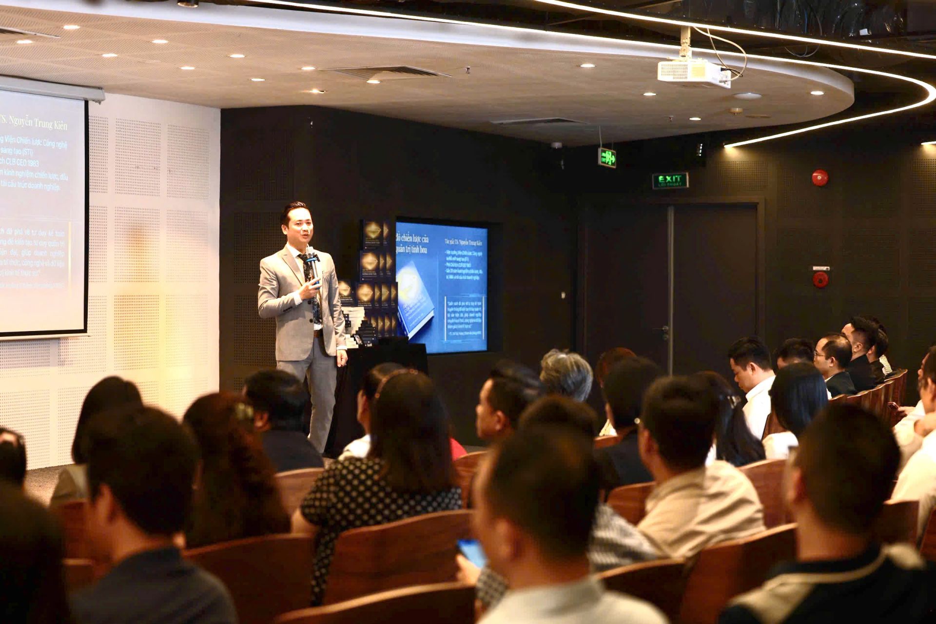 Dr. Nguyen Trung Kien shared many practical insights distilled from more than 15 years of his professional experience