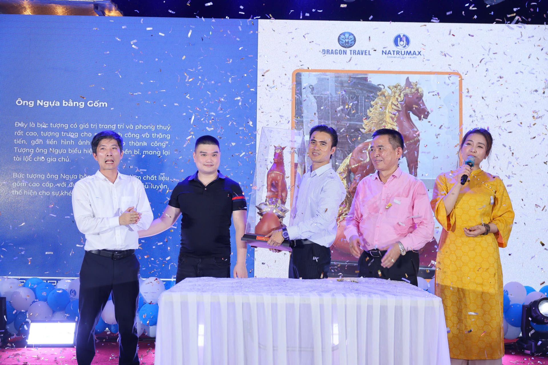 Entrepreneurs contributed to temple restoration during a cultural artifact auction organized by Dragon Travel