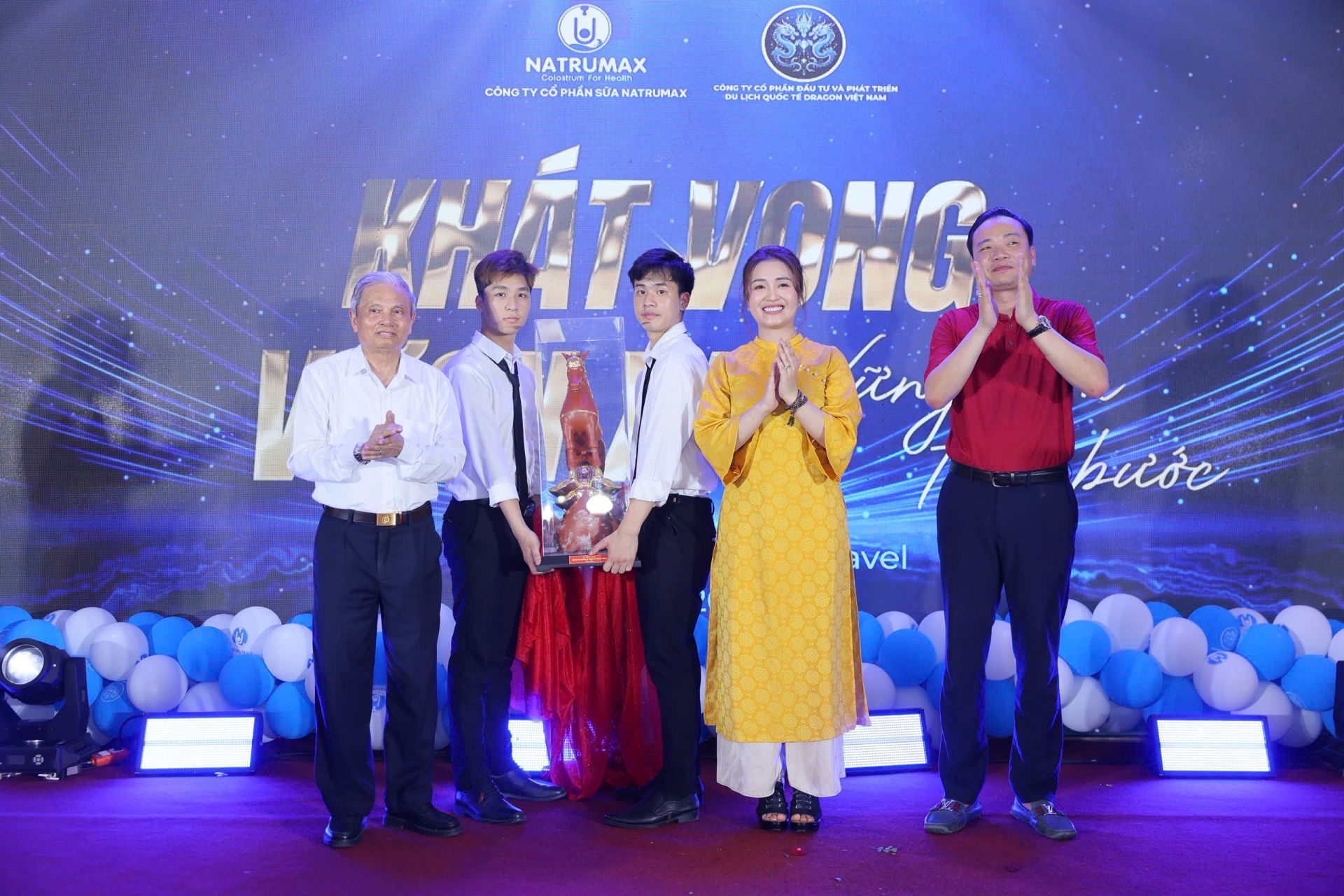 Former Minister of Information and Communications L&ecirc; Do&atilde;n Hợp presented a Ceramic Horse statue to commemorate Dragon Travel&rsquo;s 15th anniversary