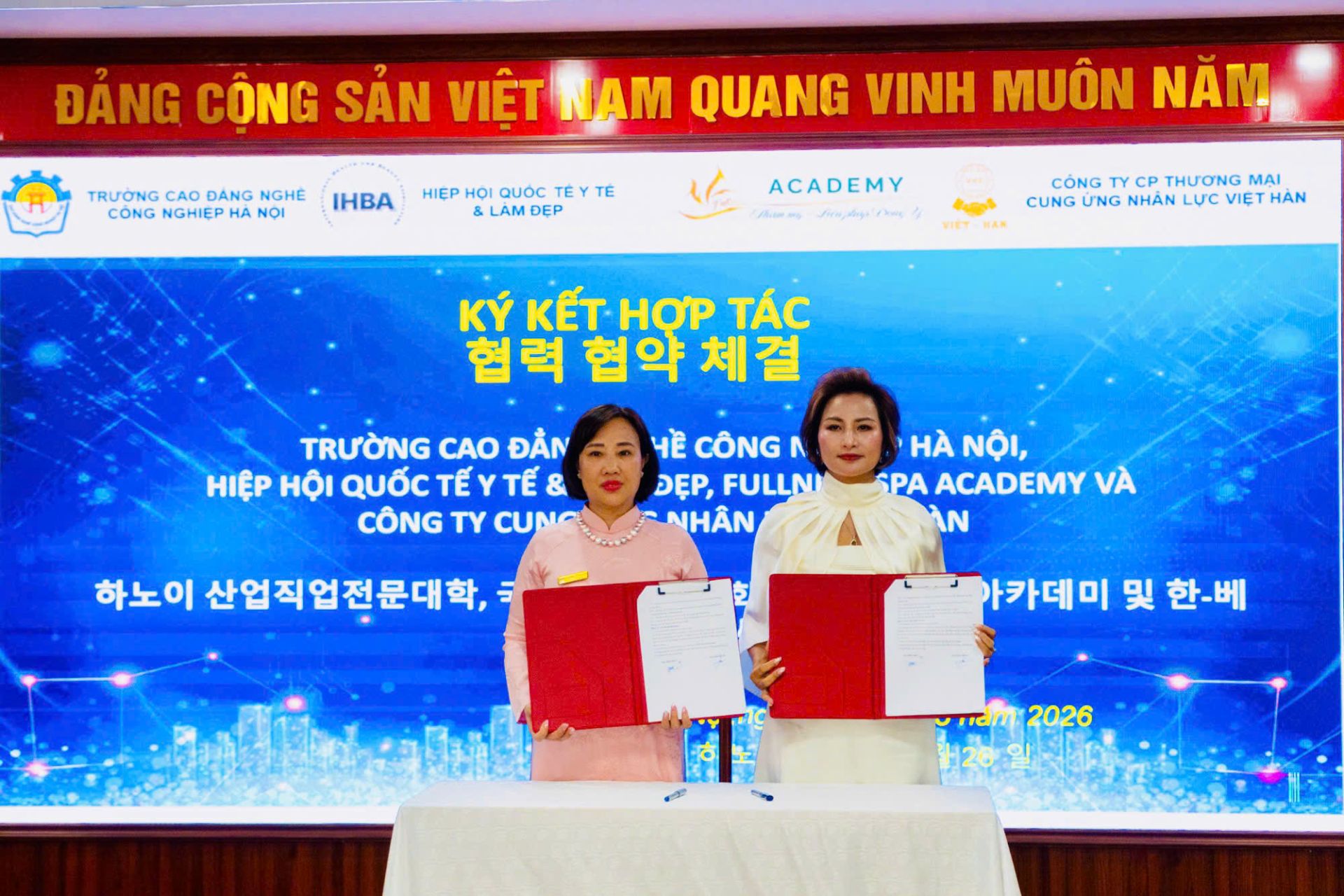 HNIVC and Viet-Han Human Resource Supply and Trading Joint Stock Company signed a cooperation agreement to implement an industry-linked training model that integrates enrollment, practical training, and employment connection, ensuring career opportunities for students upon graduation