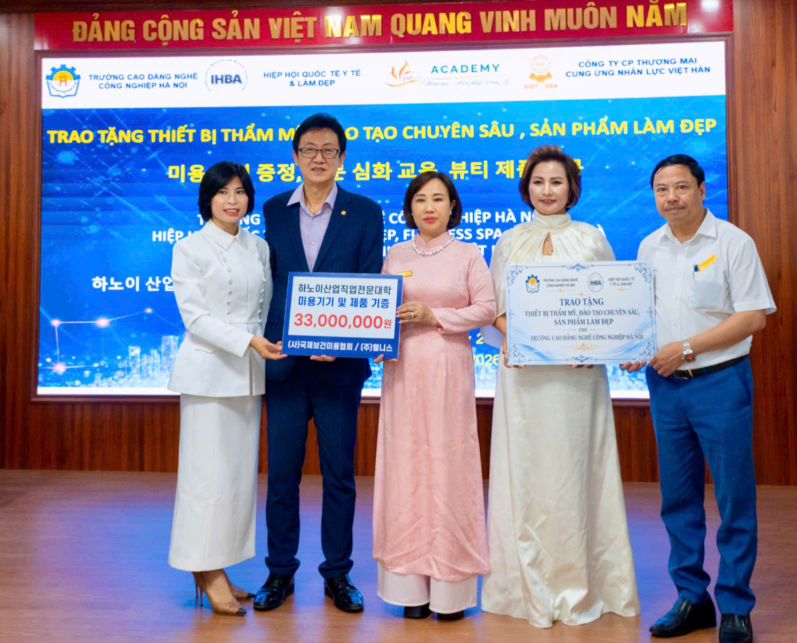 Representatives of the International Health and Beauty Association of Korea, together with partners in the &ldquo;Four-Party Partnership&rdquo; model, presented advanced beauty training equipment and beauty products worth KRW 33 million (equivalent to more than VND 600 million) to Hanoi Industrial Vocational College (HNIVC), contributing to the enhancement of practical training quality and providing students with access to modern beauty technologies