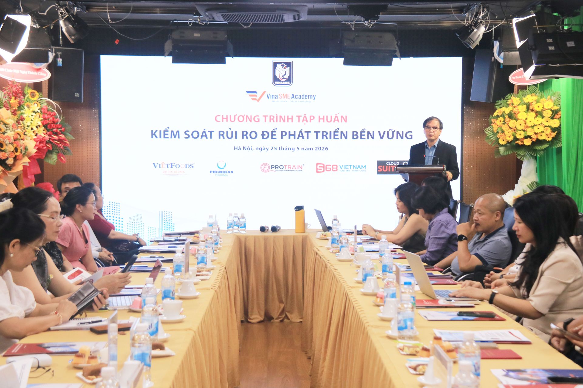 Dr. To Hoai Nam, Standing Vice President and Secretary General of VINASME, delivers remarks at the program