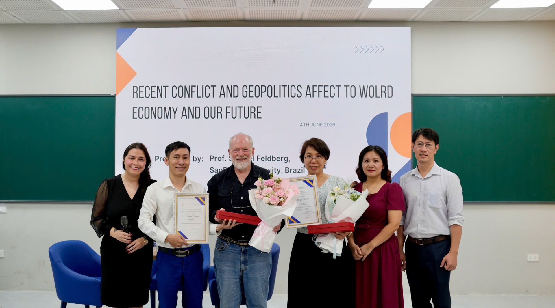 Dr. Samuel Feldberg and Ms. Nguyen Bao An, International Cooperation Officer at the Embassy of Israel in Vietnam, joined leaders and faculty members from UTT&rsquo;s Faculty of Business Administration and the Department of Science, Technology and International Cooperation for a commemorative photograph following the seminar