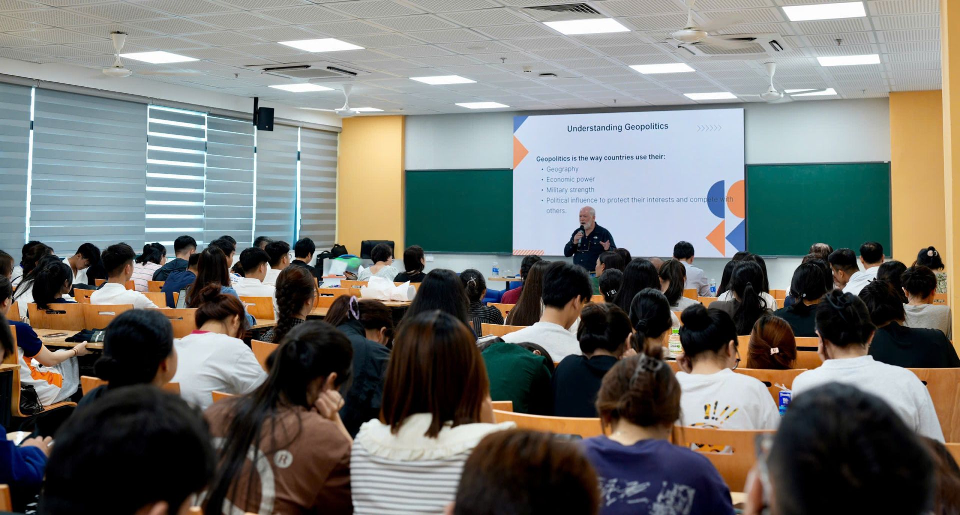 Dr. Samuel Feldberg, a specialist in international economics and geopolitics, offered insightful perspectives to UTT lecturers and students on the major shifts reshaping the global economy