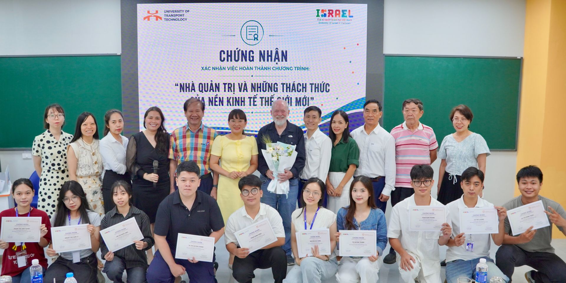 Dr. Samuel Feldberg and representatives of the University of Transport Technology (UTT) presented symbolic certificates of completion to participants attending the international seminar on current challenges facing the global economy