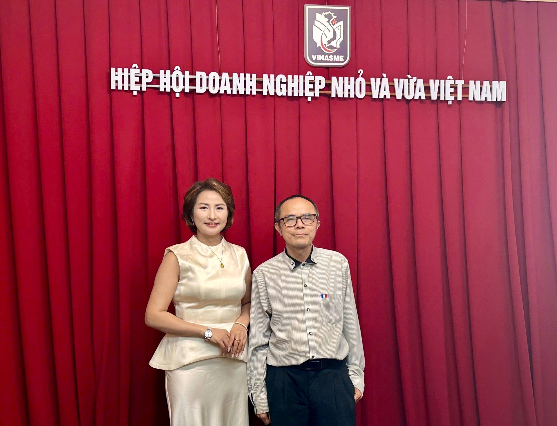 Ms. Tran Thi Lan, Chief Executive Officer of Viet Han (Vietnam - Korea) Human Resource Supply Joint Stock Company, engages in discussion with Dr. Le Xuan Sang on workforce development and business challenges