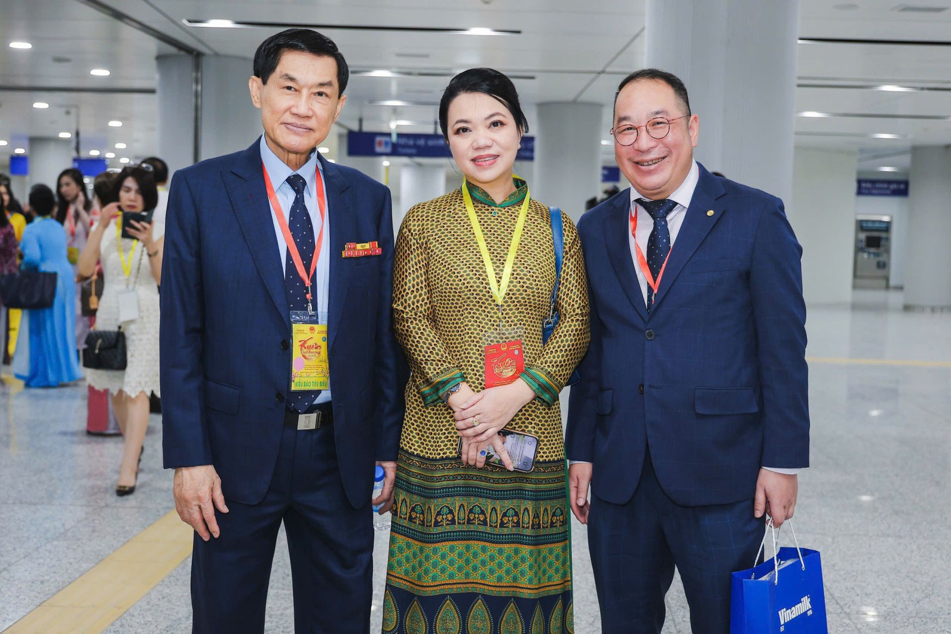 Chairman Steve Bui together with Mr. Johnathan Hanh Nguyen - businessman, Chairman of the Board of Directors of Imex Pan Pacific Group (IPPG) and representatives of the Vietnamese diaspora abroad