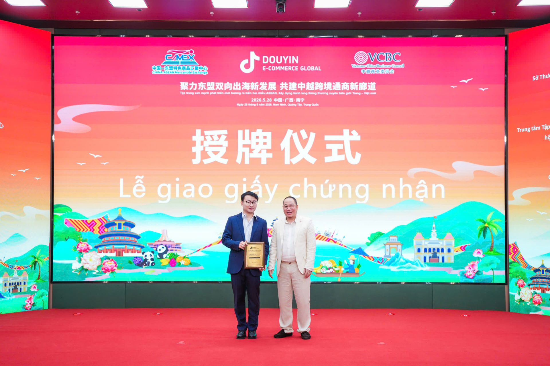 Mr. Steve Bui, the sole Vietnamese representative at the ceremony awarding Douyin's Official Southeast Asia Partner certification to Vietnam &ndash; VCBC