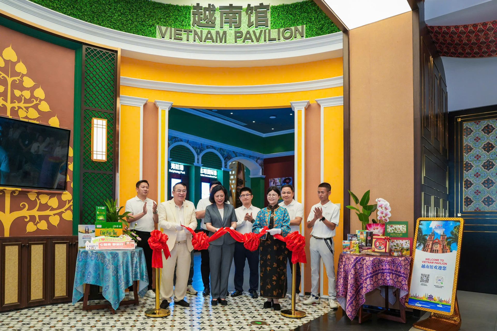 Consul General Nguyen Thi Huong and VCBC Chairman Steve Bui at the opening ceremony of VCBC's Vietnam Exhibition Area at the CAMEX Center in Nanning, China