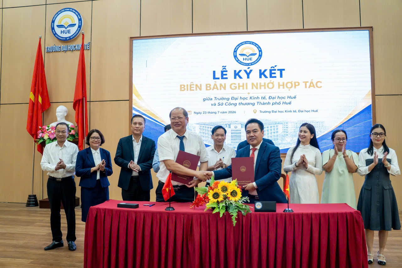 Strategic Partnership Signing Ceremony between the Hue City Department of Industry and Trade and the University of Economics, Hue University
