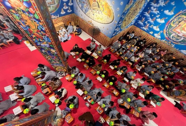 Buddhists chanting the Vu Lan (Ullambana) Sutra and offering lamps during the prayer.