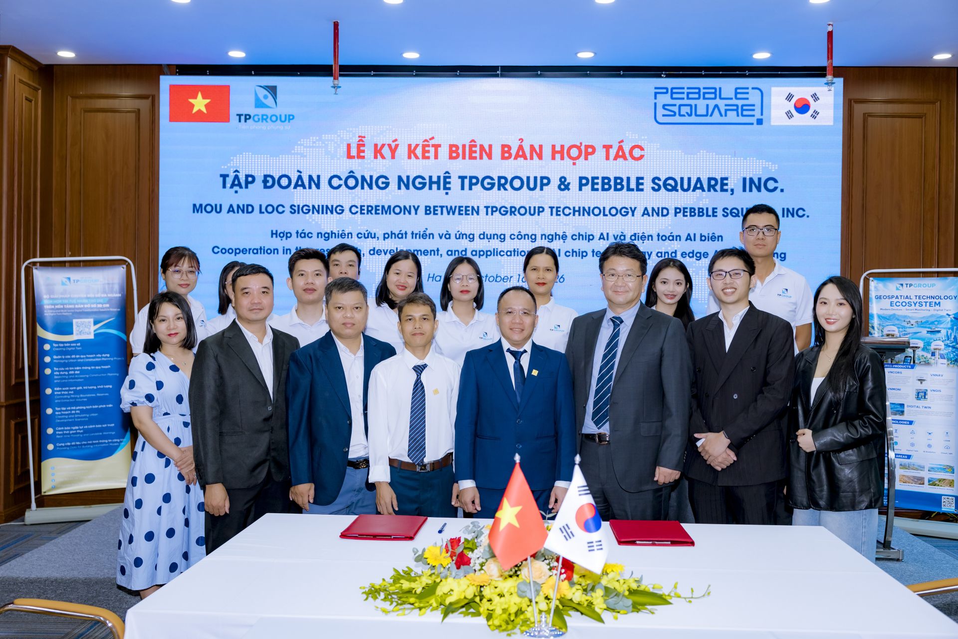 Leaders and technology experts of Vietnam&rsquo;s TPGroup, South Korea&rsquo;s Pebble Square and Pebble Vina pose for a commemorative photo