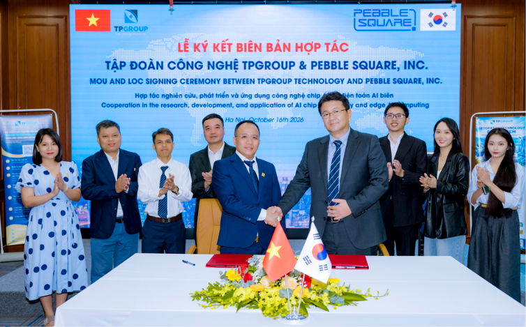 Mr. Lai Thien Phong, Chairman of the Board of TPGroup Technology Corporation, and representatives of Pebble Square and Pebble Vina at the MoU signing ceremony, marking the start of a program of cooperation in research, development and application of AI technology between the two sides
