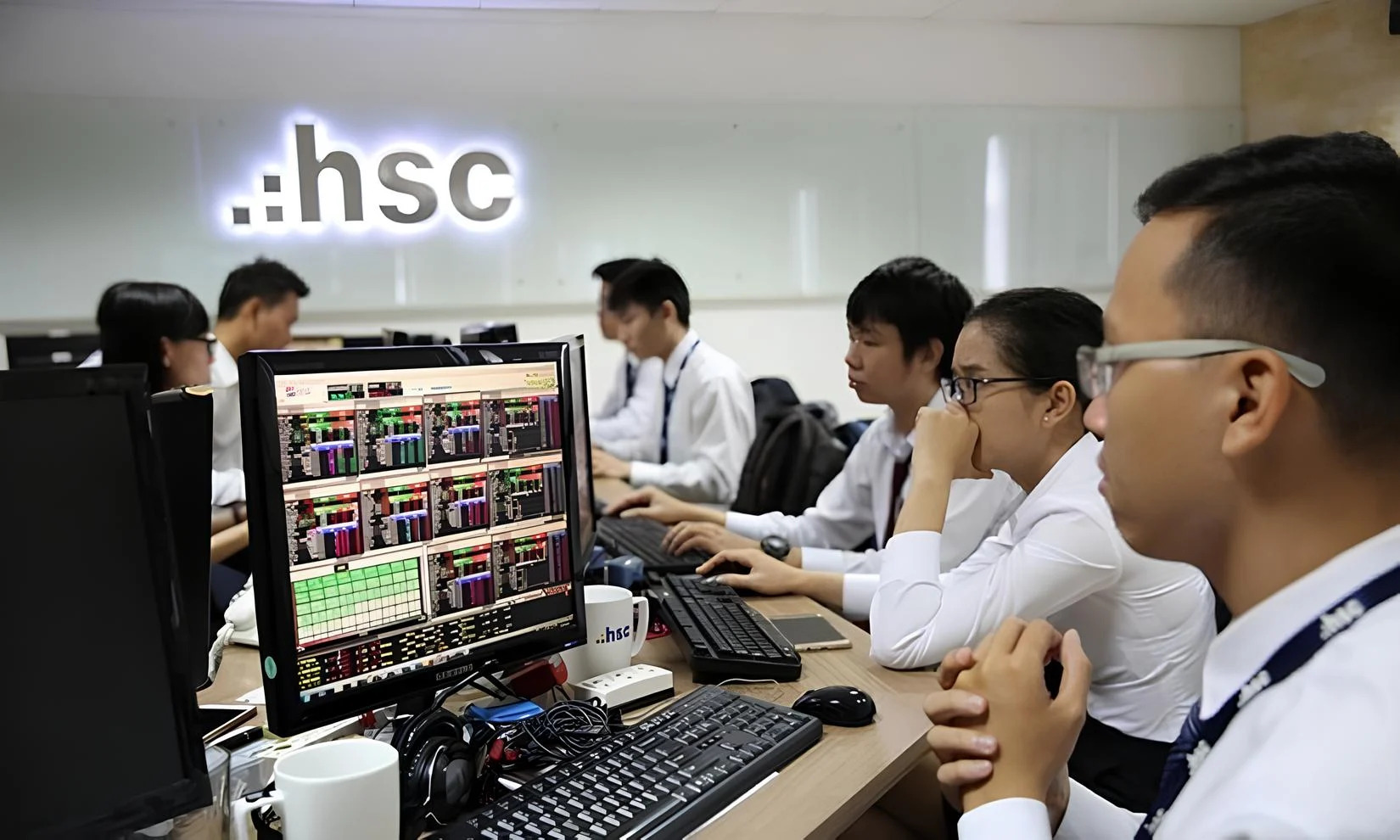 Ho Chi Minh City Securities Corporation (HSC) reported broadly flat after-tax profit of more than VND 861 billion in the first nine months of 2026