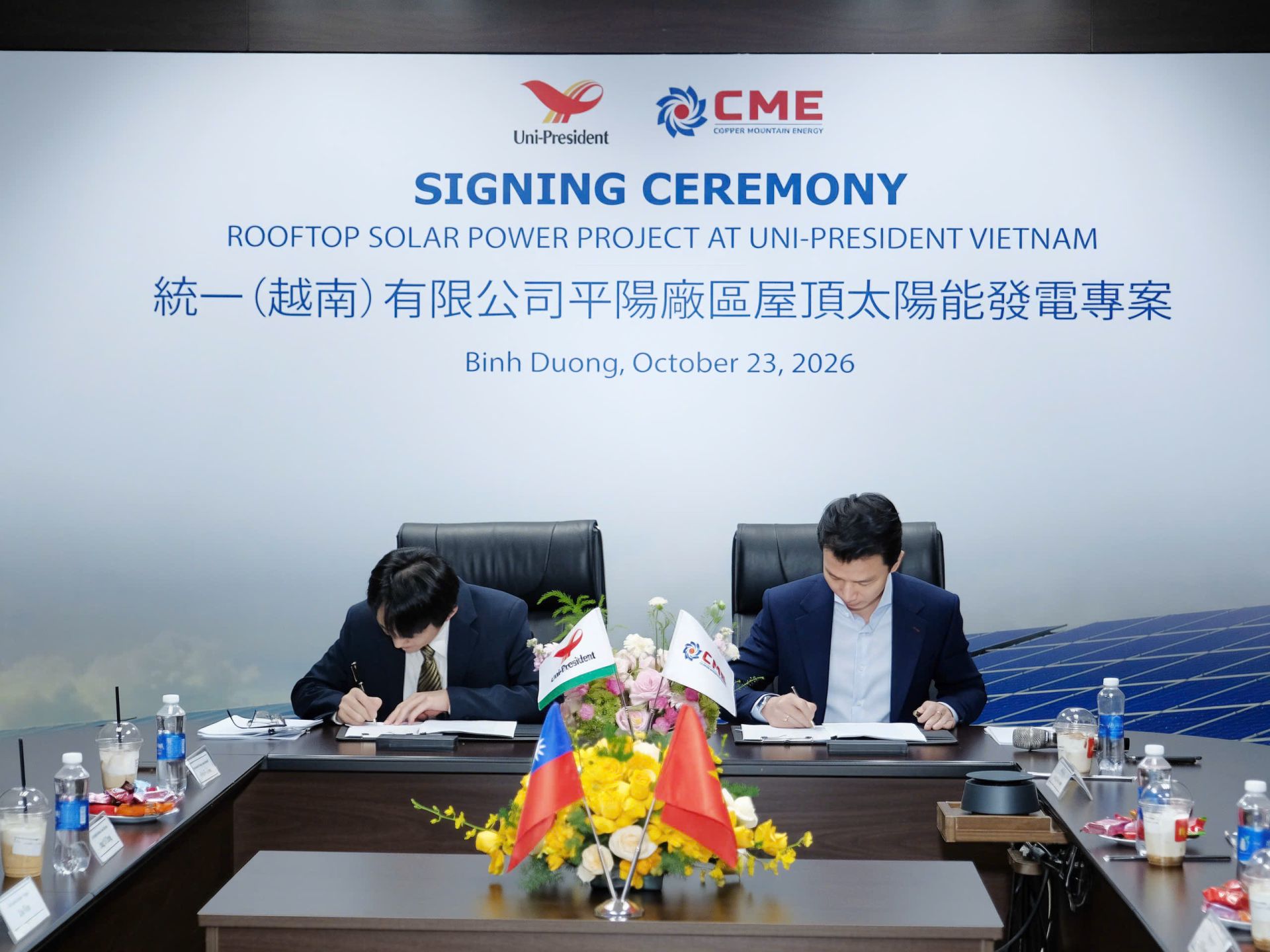 Leaders of Uni-President Vietnam and CME Solar at the signing ceremony.