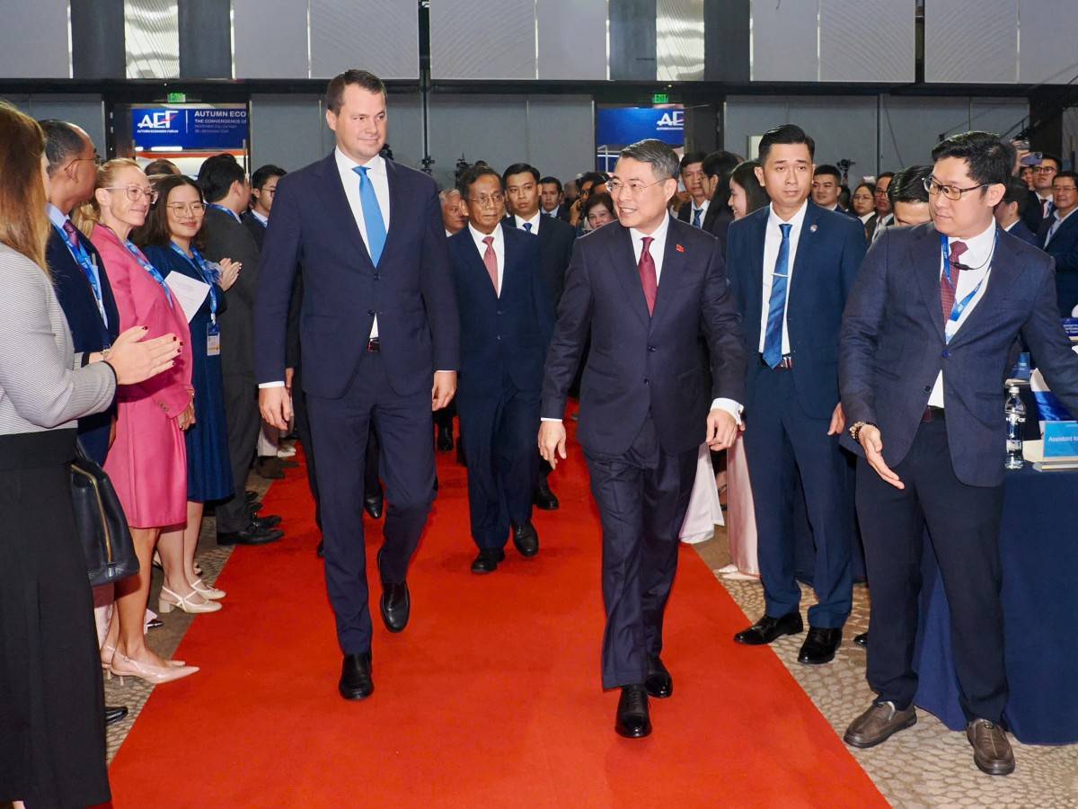 Prime Minister Le Minh Hung (right) and Stephan Mergenthaler, Executive Committee Member of the World Economic Forum (WEF, left), attend the forum