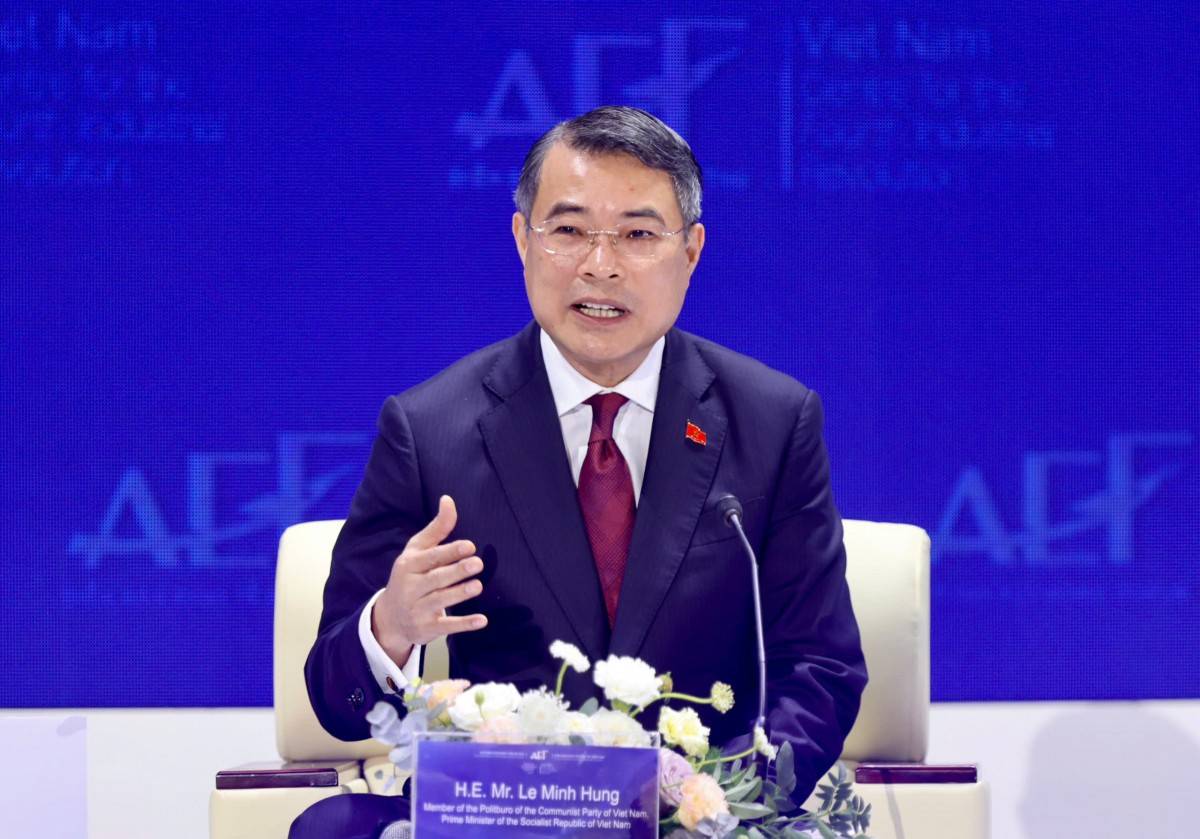 Prime Minister Le Minh Hung responds during the dialogue session