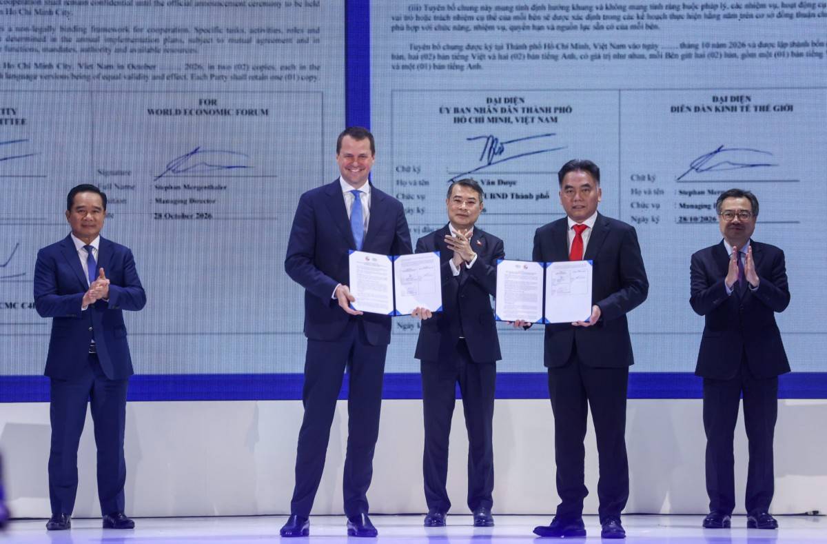 At the 2026 Autumn Economic Forum, PM Le Minh Hung witnessed the exchange of a strategic cooperation document between Ho Chi Minh City and the World Economic Forum (WEF), carried out by Nguyen Loc Ha, Permanent Vice Chairman of the Ho Chi Minh City People&rsquo;s Committee, and Stephan Mergenthaler, Executive Director of the WEF