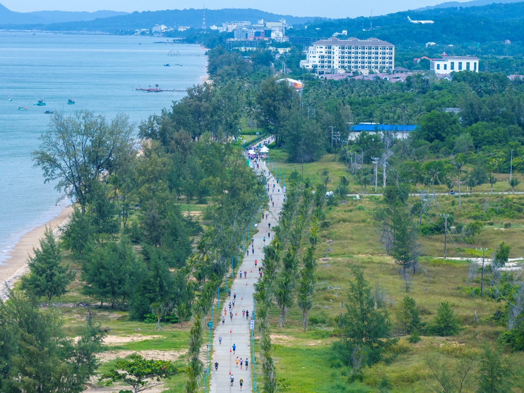 The running leg takes place near Bai Truong Beach.